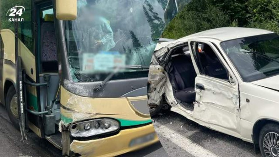 Наслідки зіткнення легкового автомобіля Daewoo Nexia та автобуса Mercedes-Benz на автодорозі Київ – Чоп у селі Козьова