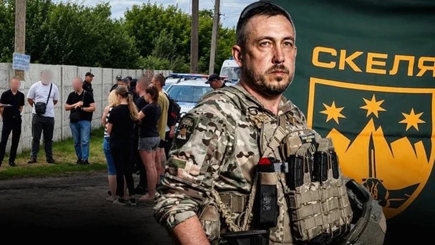 Станіслав Лучанов у скляному боксі в залі Рокитнянського районного суду Київської області