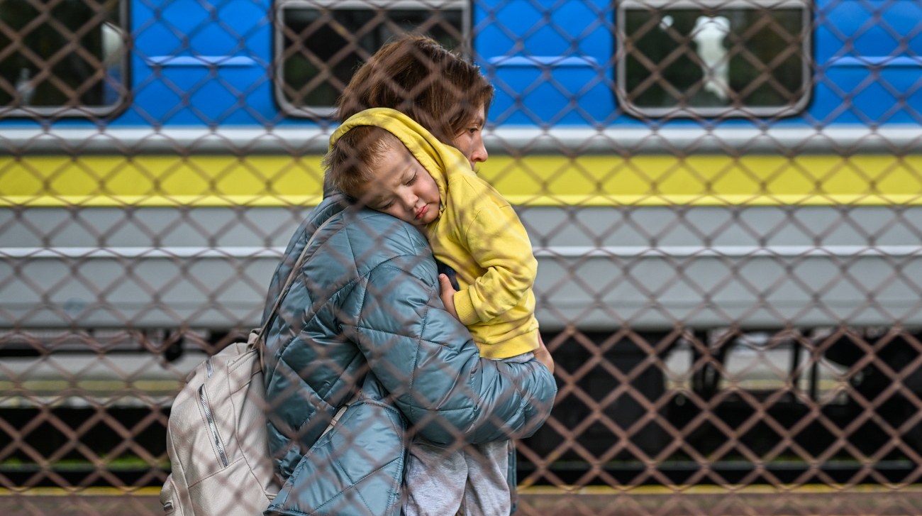 Документи та паспорт зі штампом про виїзд з України, що підтверджують виконання військових обов'язків, на тлі прапорів ЄС та