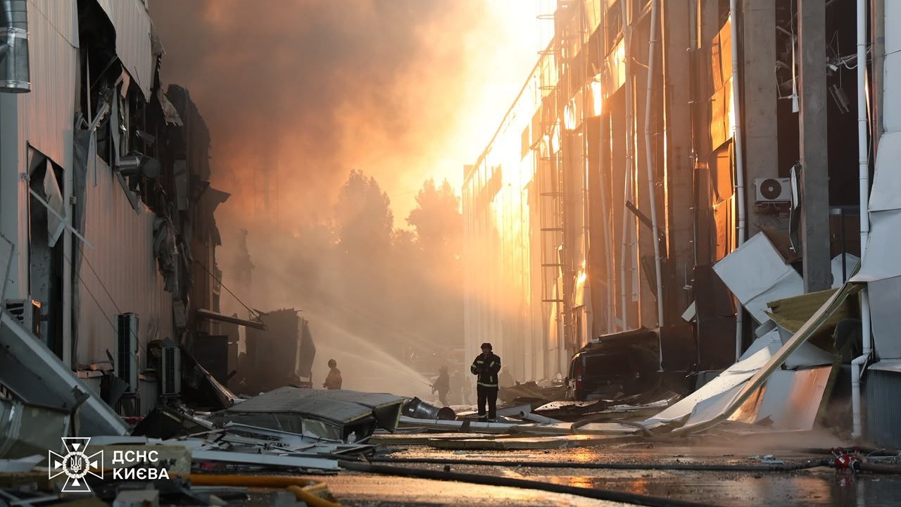 Наслідки удару балістикою по Києву у Дарницькому та Святошинському районах — пожежі на складах