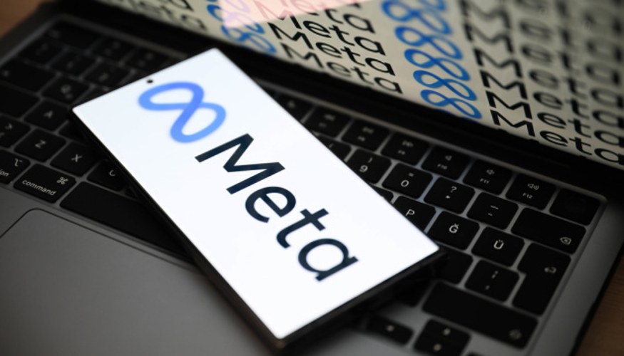Логотип Meta на екрані смартфона з повідомленням батьківського контролю Instagram