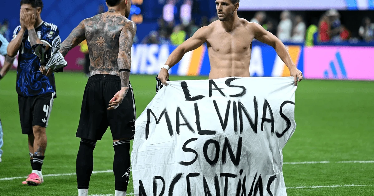 Банер «Las Malvinas son Argentinas» на полі після півфіналу Аргентина — Англія на ЧС-2026