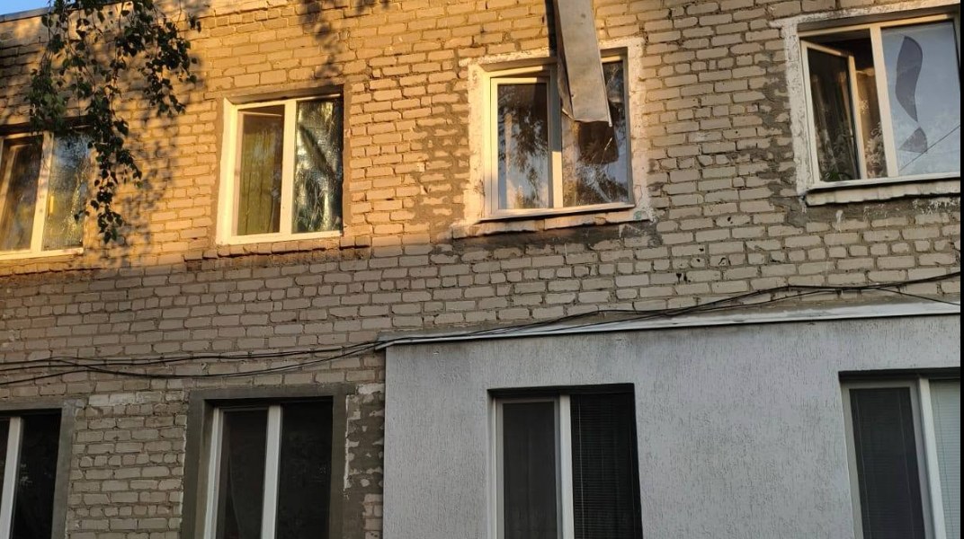 Пошкоджені двоповерхові багатоквартирні будинки у Шевченковому після касетного удару 20 липня 2026 року