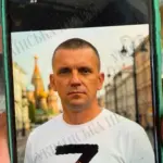 Згенерована ШІ фотографія Ігоря Оболєнського на тлі Кремля у футболці із символікою рф