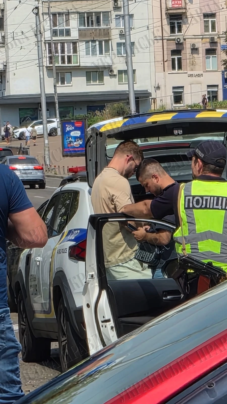 Автомобіль на літній терасі ресторану KAØS біля Палацу «Україна» на вулиці Великій Васильківській у Києві після зіткнення