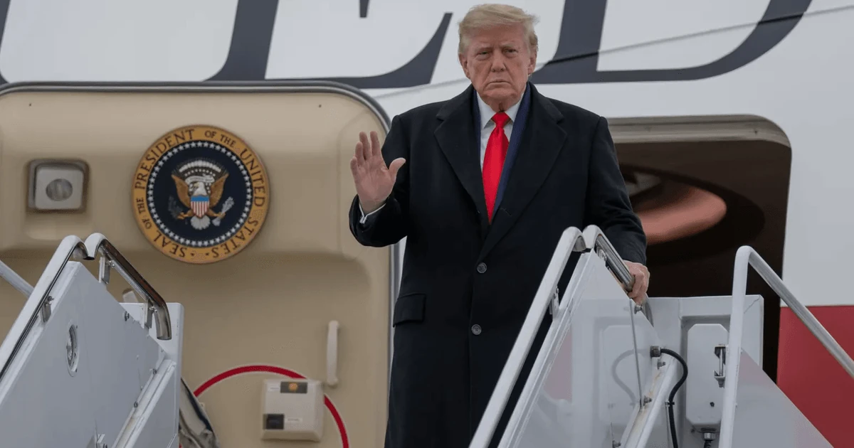 Дональд Трамп спілкується з журналістами в Білому домі